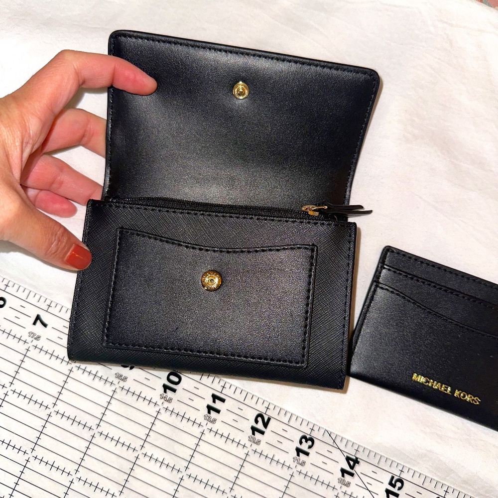 Michael kors bi fold wallet